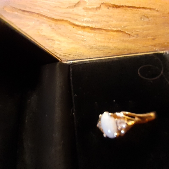 10 K Opal and diamond ring - Picture 6 of 9